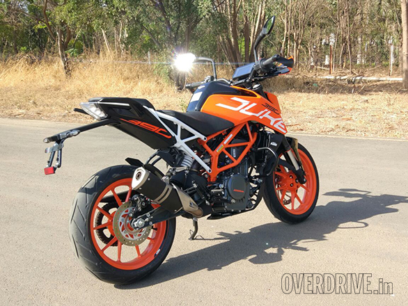 The new split trellis as KTM likes to call it refers to the bolt-on rear subframe on the 2017 KTM 390 Duke. The angle of the tail is slightly different but the primary benefits of the subframe are in production and sourcing rather than riding. That said, it looks smashing in white to us