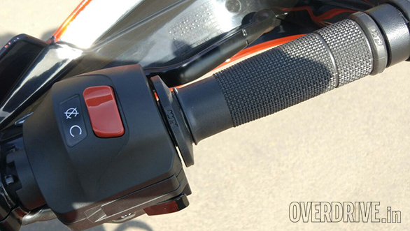 The familiar switches don't get too much by way of an upgrade, just the headlight switch is now blanked out on the 2017 KTM 390 Duke. They're hiding the standard - and 390 exclusive - adjustable levers in this pic though