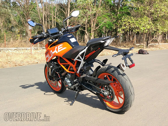 The chassis geometry of the 2017 KTM 390 Duke has not changed at all though it has new brakes, new suspension as well as the new H-rated Metzelers.