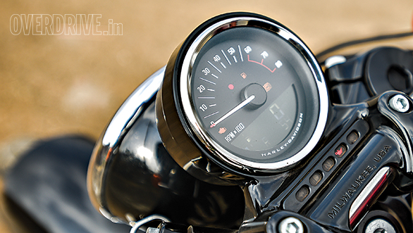 Harley-Davidson Roadster vs Triumph Bonneville T100 (10)