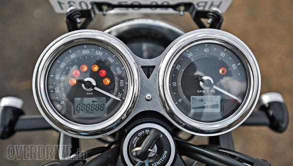 Harley-Davidson Roadster vs Triumph Bonneville T100 (1)
