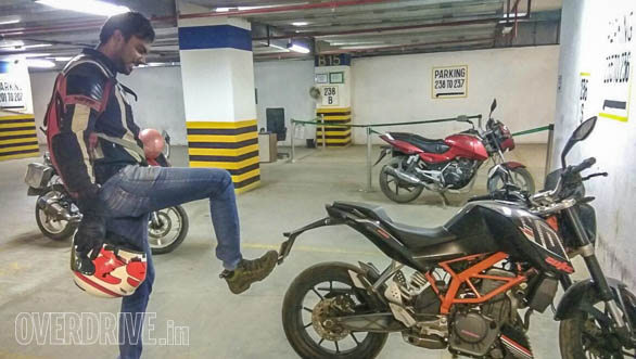 Lijo is still figuring out where the kick-starter is on Rishaad's KTM 390
