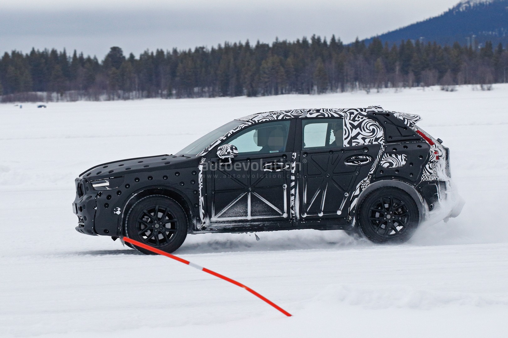 volvo-xc40-spied-undergoing-winter-testing-with-full-cabin_5