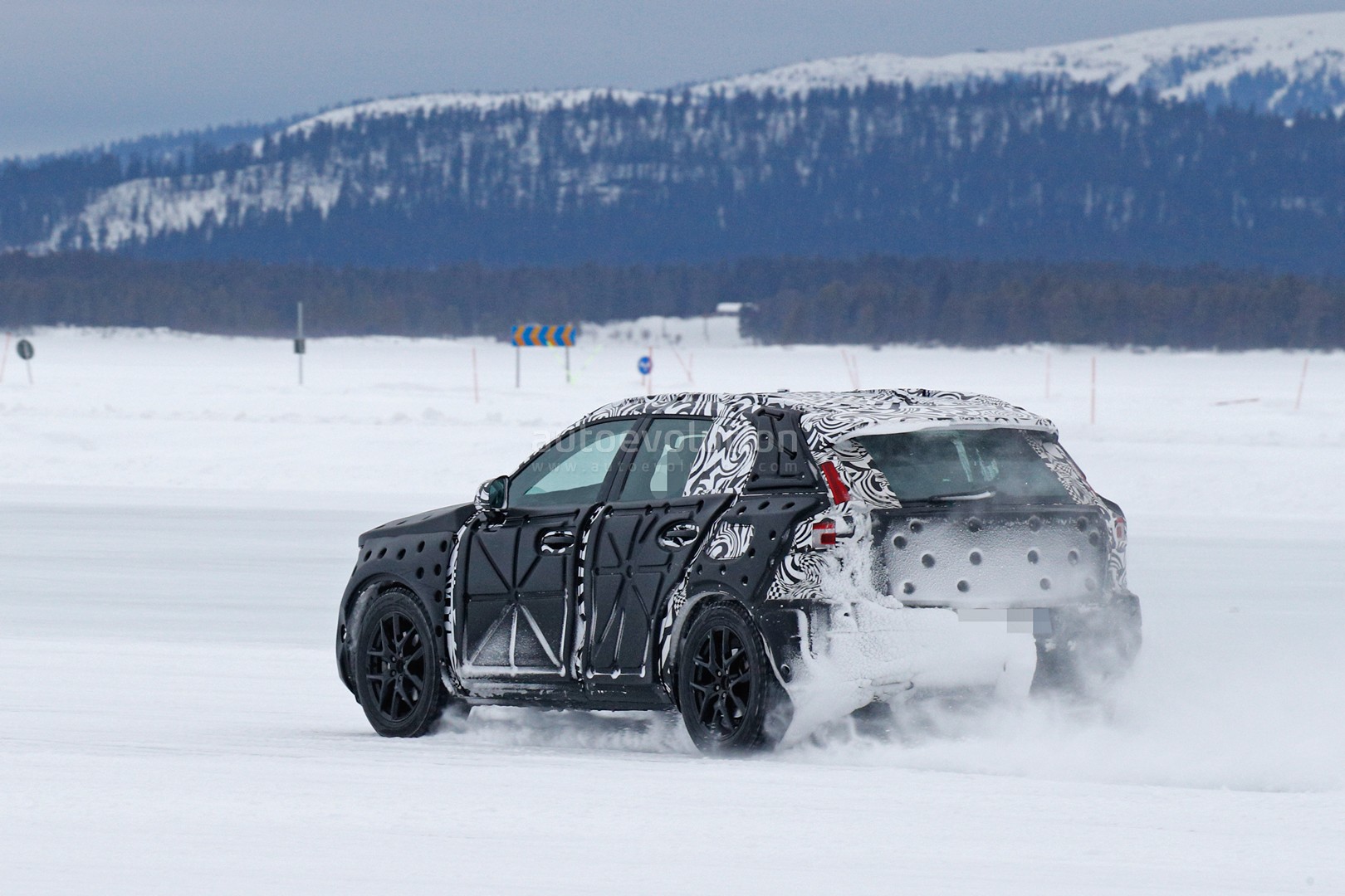 volvo-xc40-spied-undergoing-winter-testing-with-full-cabin_7