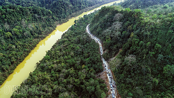 A landslide in the Narpuh Reserve Forest results in a jam that stretched for kilometers. Note the green colour of the river flowing alongside. 