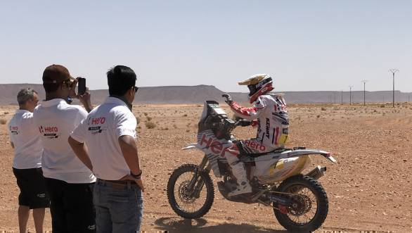 JRod waves to the Hero team as he passes by on Stage 2 of the 2017 Merzouga Rally