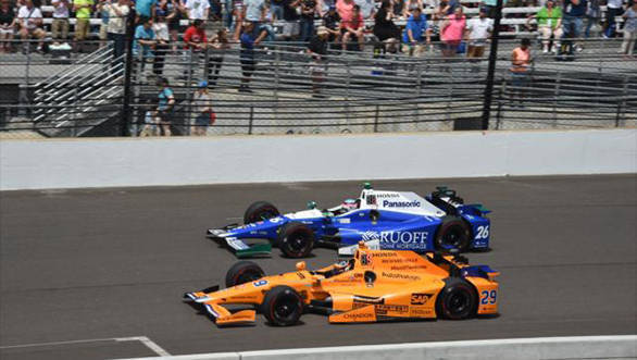 Fernando Alonso battles it out with Conor Daly at the 2017 Indy 500