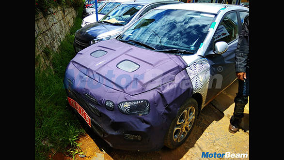 2018-Hyundai-i20-facelift-front-end-spied-up-close