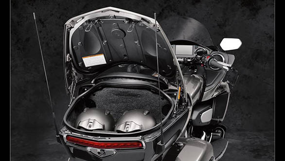 t can carry a total weight of 141 litres across the saddlebags and the upper and lower storage compartments that can be locked with electric locking lids. 