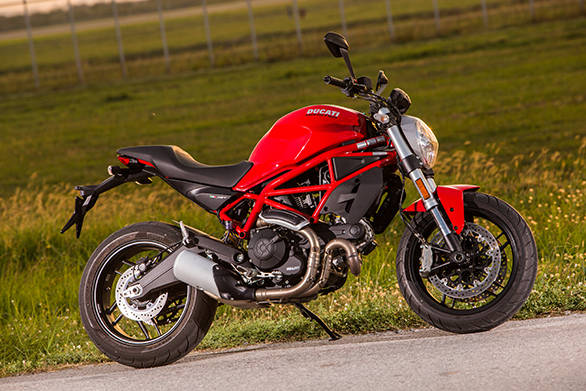 The Monster 797's design borrows cues from the '90s Monster and in that vein it has the familiar, rounded headlamp, beefy tank and the exposed single-piece, steel-tube, trellis frame
