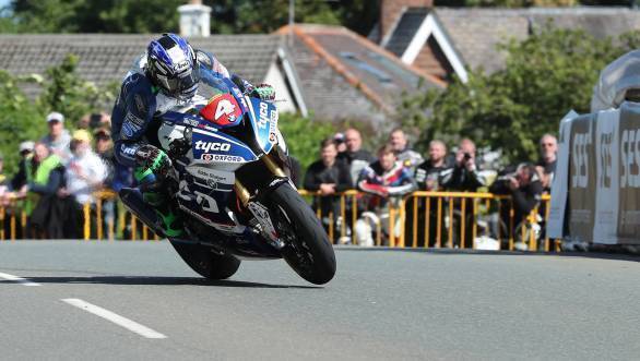 Ian Hutchinson (BMW/Tyco BMW) at Sulby during the RL360 Quantum Superstock TT Race. (PICTURE BY DAVE KNEEN/PACEMAKER PRESS)
