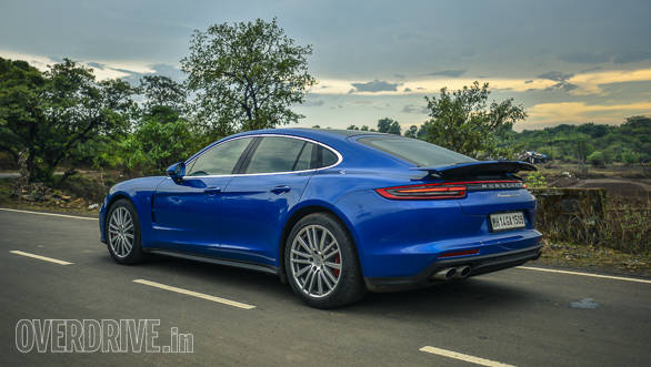 From the side and rear however, the 911 silhouette on the 2017 Porsche Panamera Turbo is unmistakable. This is thanks to the high haunches and the sloping roof