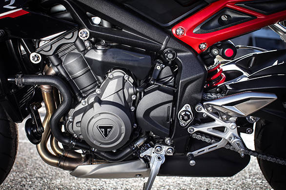 The R spec Street Triples motor develops 118PS at 12,000rpm and 77Nm at 9,400rpm