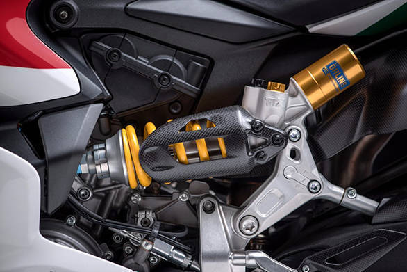 It comes equipped with fully adjustable Öhlins TTX36 rear shock absorber