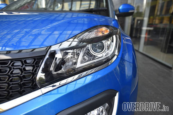 The headlamps have the DRL elements in them. Tata have added projector headlights to the top-spec Nexon trim