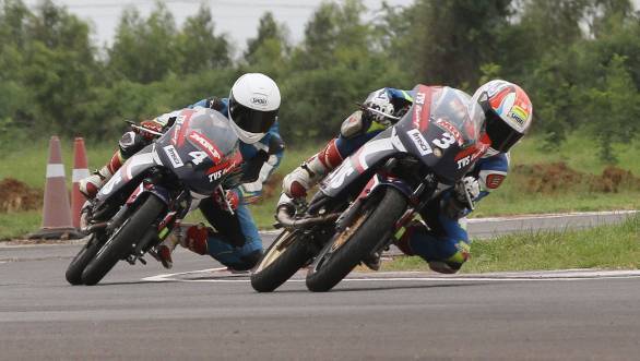 Jagan Kumar (No.3) took victory in the first Super Sport Indian (up to 165cc) category race