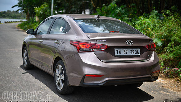 The tail of the new Verna too emulates that of the bigger brother Elantra. However, only the top trim gets a full LED tail lamp