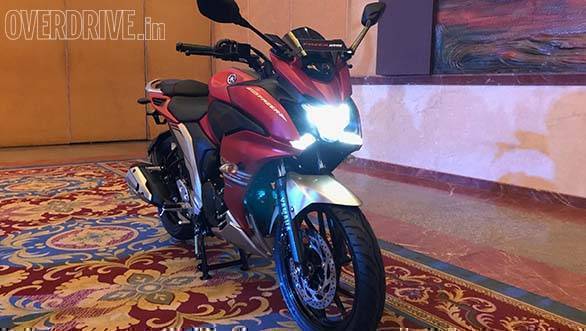 The full-LED setup from the naked FZ25 makes it way to the faired Fazer25 as well