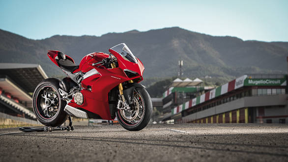 2018 Ducati Panigale V4 S beauty static front 3/4