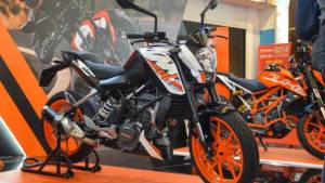 KTM Duke 200 seen with side-mounted exhaust in Indonesia