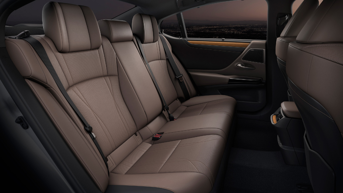 Lexus ES facelift back seat