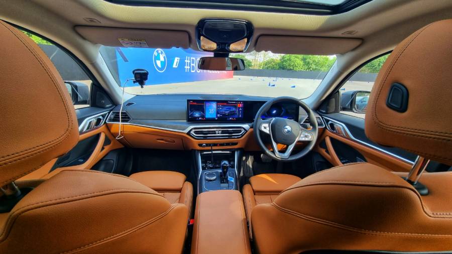 2022 BMWi4 eDrive40 M Sport interior dash board