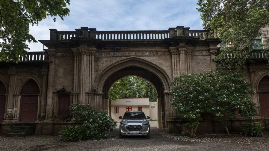 Before we left for the coast the next morning, we paid a quick visit with the Nissan Magnite to the intricately detailed 18th century Naulakha Palace in Gondal.