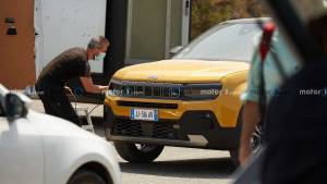 Jeep's compact SUV spotted undisguised for the first time