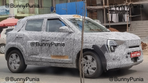 Mahindra XUV400 facelift spotted testing for the first time